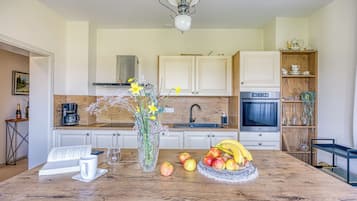 Family House, 4 Bedrooms, 2 Bathrooms, Mountainside (Hedonistic Vineyard Estate With Hot) | Dining room