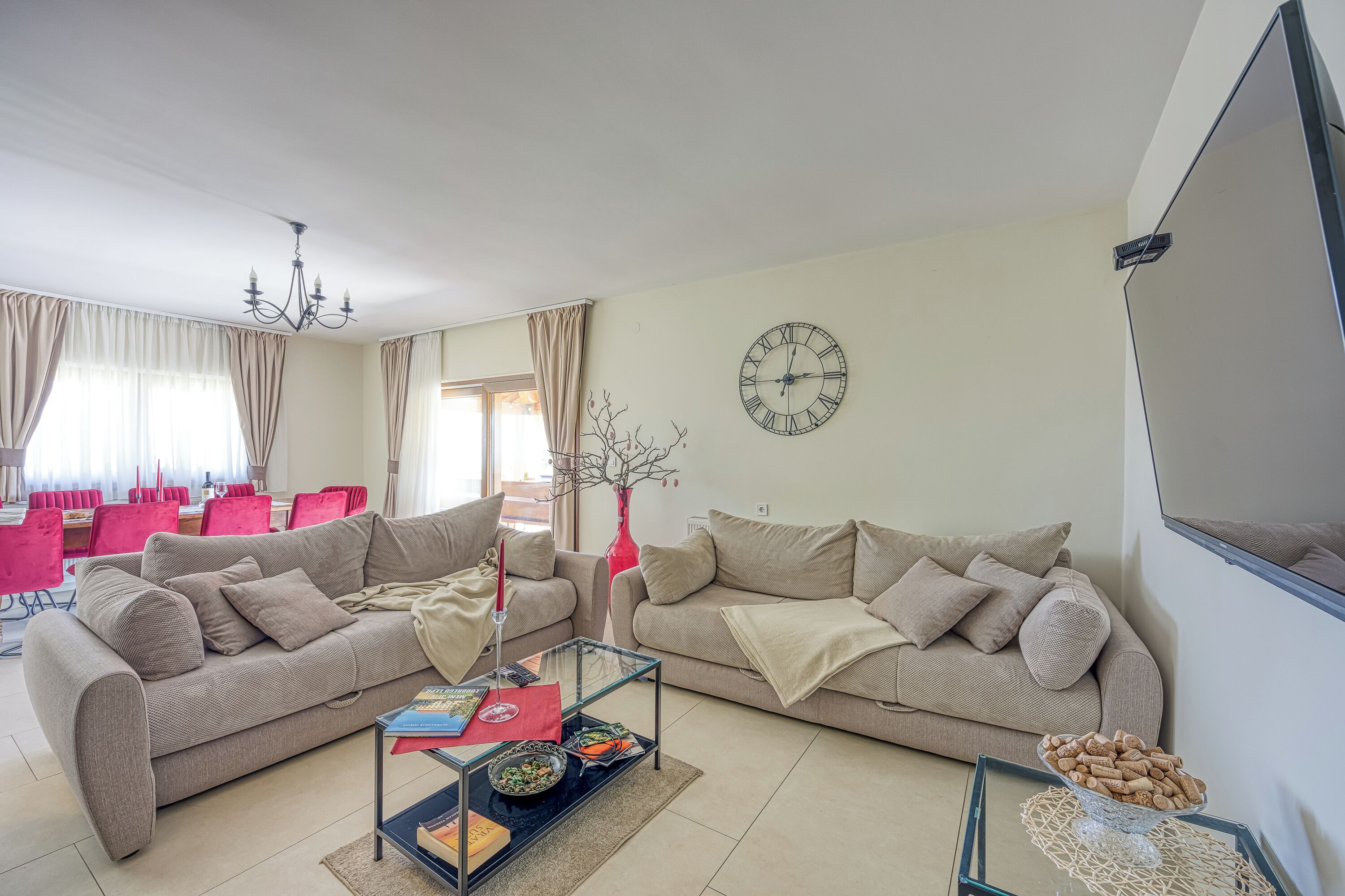 Nhà dành cho gia đình, nhiều phòng ngủ, 2 phòng tắm, cạnh núi (Hedonistic Vineyard Estate with Hot) | Khu phòng khách | TV màn hình phẳng 21-inch có truyền hình kỹ thuật số, TV 