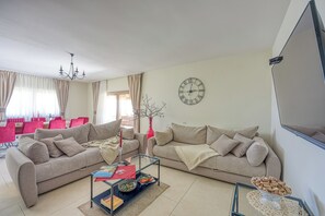 패밀리 하우스, 침실 여러 개, 욕실 2개, 산비탈 (Hedonistic Vineyard Estate with Hot) | 거실 공간 | 디지털 채널 시청이 가능한 21인치 평면 TV, TV
