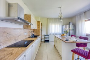 Family House, Multiple Bedrooms, 2 Bathrooms, Mountainside (Hedonistic Vineyard Estate with Hot) | Private kitchen - Hedonistic Vineyard Estate (Ludbreg)