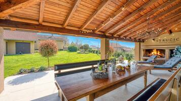 تناول الطعام بالخارج