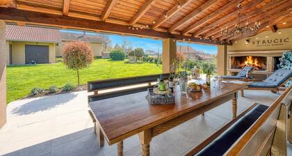 Hedonistic Vineyard Estate