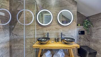 Familienhaus, Mehrere Schlafzimmer, 2 Bäder, Bergseite (Hedonistic Vineyard Estate with Hot) | Badezimmer | Dusche, Haartrockner, Handtücher, Seife