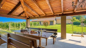 منزل عائلي - عدة غرف نوم - بحمامين - بالقرب من الجبل (Hedonistic Vineyard Estate with Hot) | تناول الطعام بالخارج