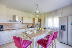 Rumah Keluarga, 4 kamar tidur, 2 kamar mandi, tepi gunung (Hedonistic Vineyard Estate with Hot) | Dapur pribadi