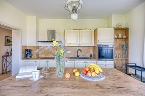 ファミリー ハウス ベッドルーム (複数) 2 バスルーム マウンテンサイド (Hedonistic Vineyard Estate) | 専用キッチン | 冷蔵庫、オーブン、コンロ、食器洗い機