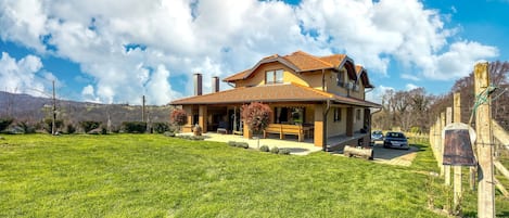 Family House, Multiple Bedrooms, 2 Bathrooms, Mountainside (Hedonistic Vineyard Estate with Hot) | Exterior