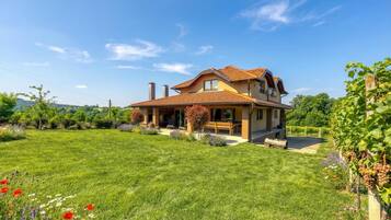 Family House, Multiple Bedrooms, 2 Bathrooms, Mountainside (Hedonistic Vineyard Estate with Hot) | Exterior