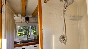 Douche, sĂšche-cheveux, serviettes fournies, savon
