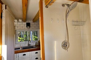 Dusj, hårføner, håndklær og såpe
