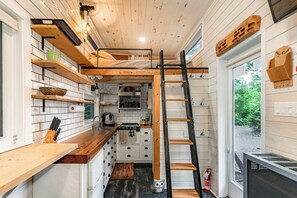 Coffee/tea maker, fridge, microwave, oven - Tiny House, Entre mer et Montagne with hot tube and acces St-Laurence river (Saint-Simon-de-Rimouski)
