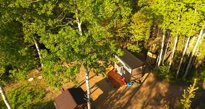 Tiny House, Entre mer et Montagne with hot tube and acces St-Laurence river