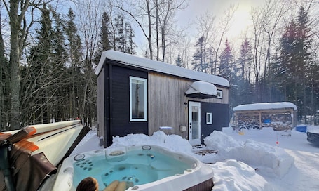 Outdoor spa tub. Tiny House, Entre mer et Montagne with hot tube and acces St-Laurence river