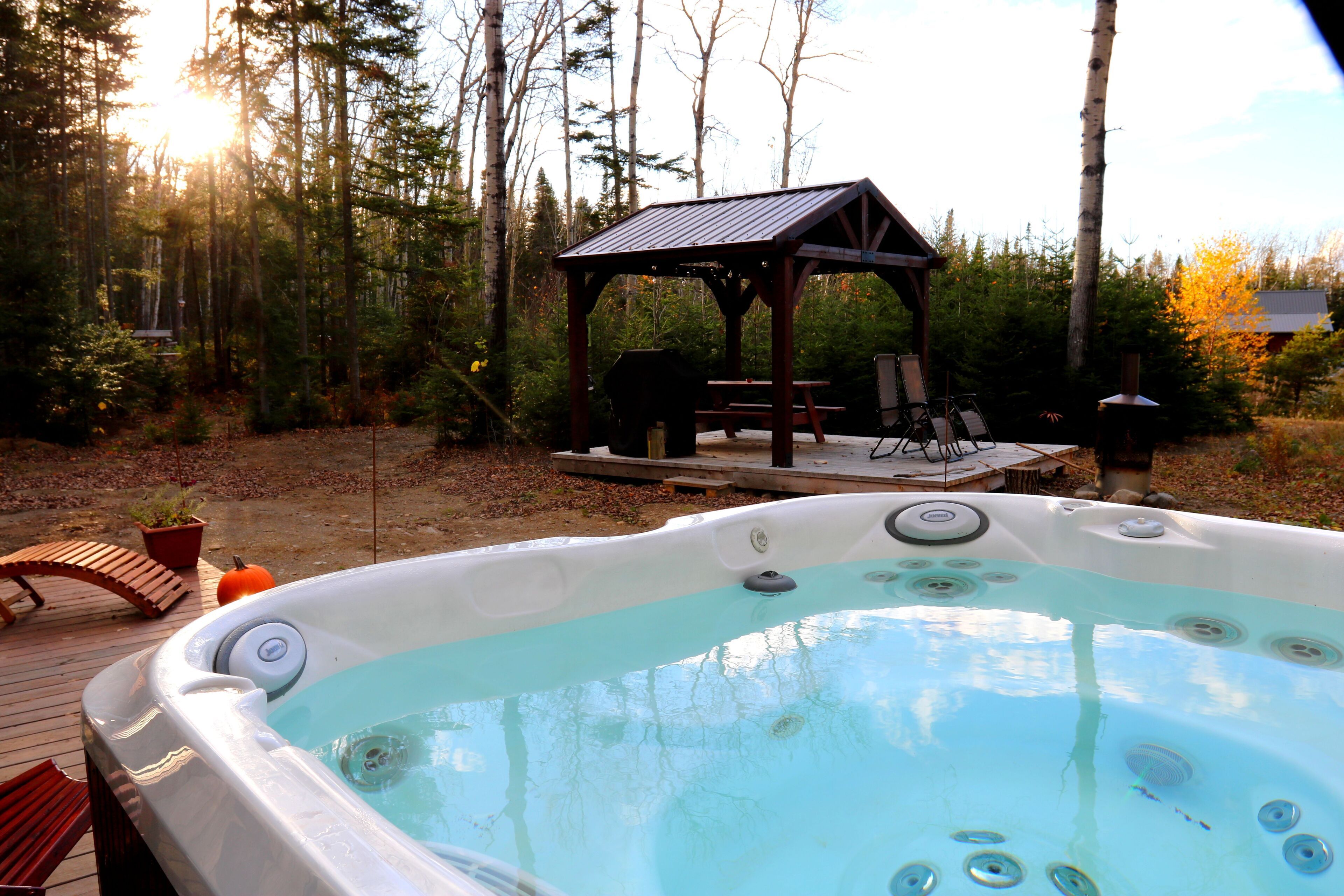 Outdoor spa tub