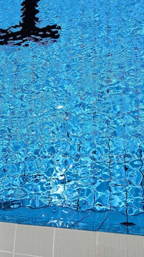 Piscine extérieure (ouverte en saison), parasols de plage