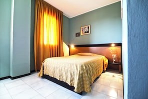 Chambre Simple Classique | Coffres-forts dans les chambres, bureau, draps fournis
