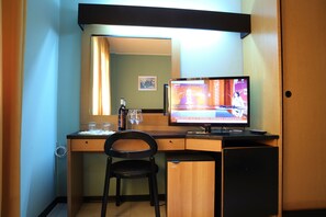Caja fuerte, escritorio, ropa de cama