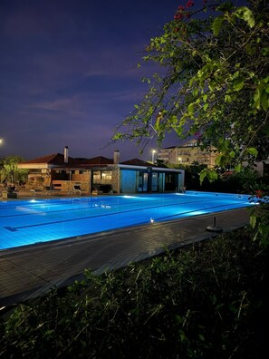 Caja fuerte, escritorio, ropa de cama