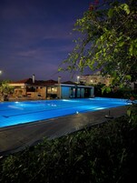 Caja fuerte, escritorio, ropa de cama