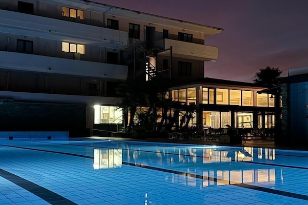 Classic Double or Twin Room | Living area | 75-cm flat-screen TV with cable channels