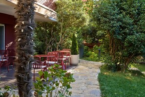 Un patio con mobiliario exterior y un sendero de piedra.