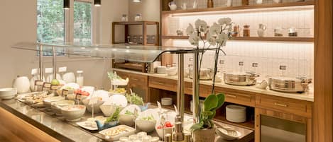Desayuno buffet diario (EUR 20 por persona)