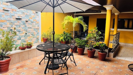 Outdoor dining. Casa Alegria