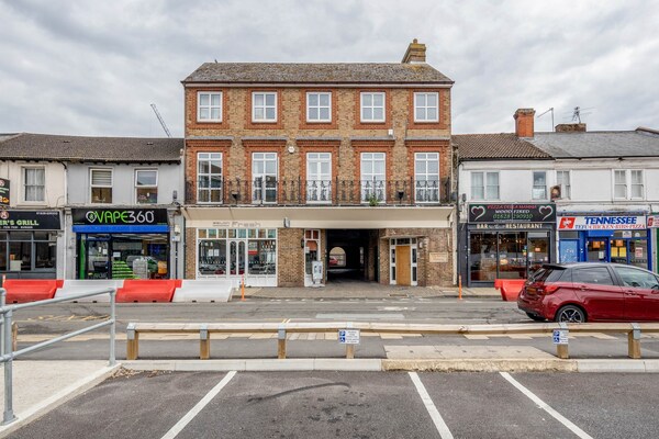 Luxury 3 Bedroom Apartment With Parking - Maidenhead