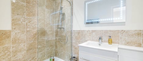 Basic Apartment | Bathroom