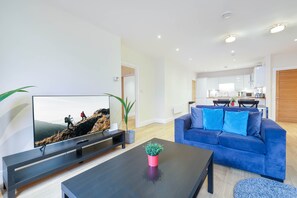 Apartamento básico | Área de estar | Smart TV 47 cm com canais digitais, Netflix, serviços de streaming