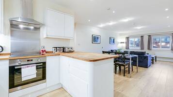 Basic Apartment | Dining room