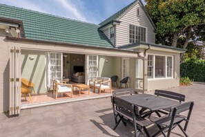Outdoor dining - Parkside Oasis - Merivale (Christchurch)