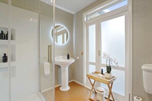 Dusj, hårføner, håndklær og sjampo