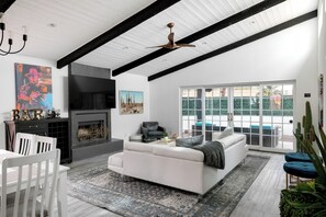 電視、足球機、乒乓球設施