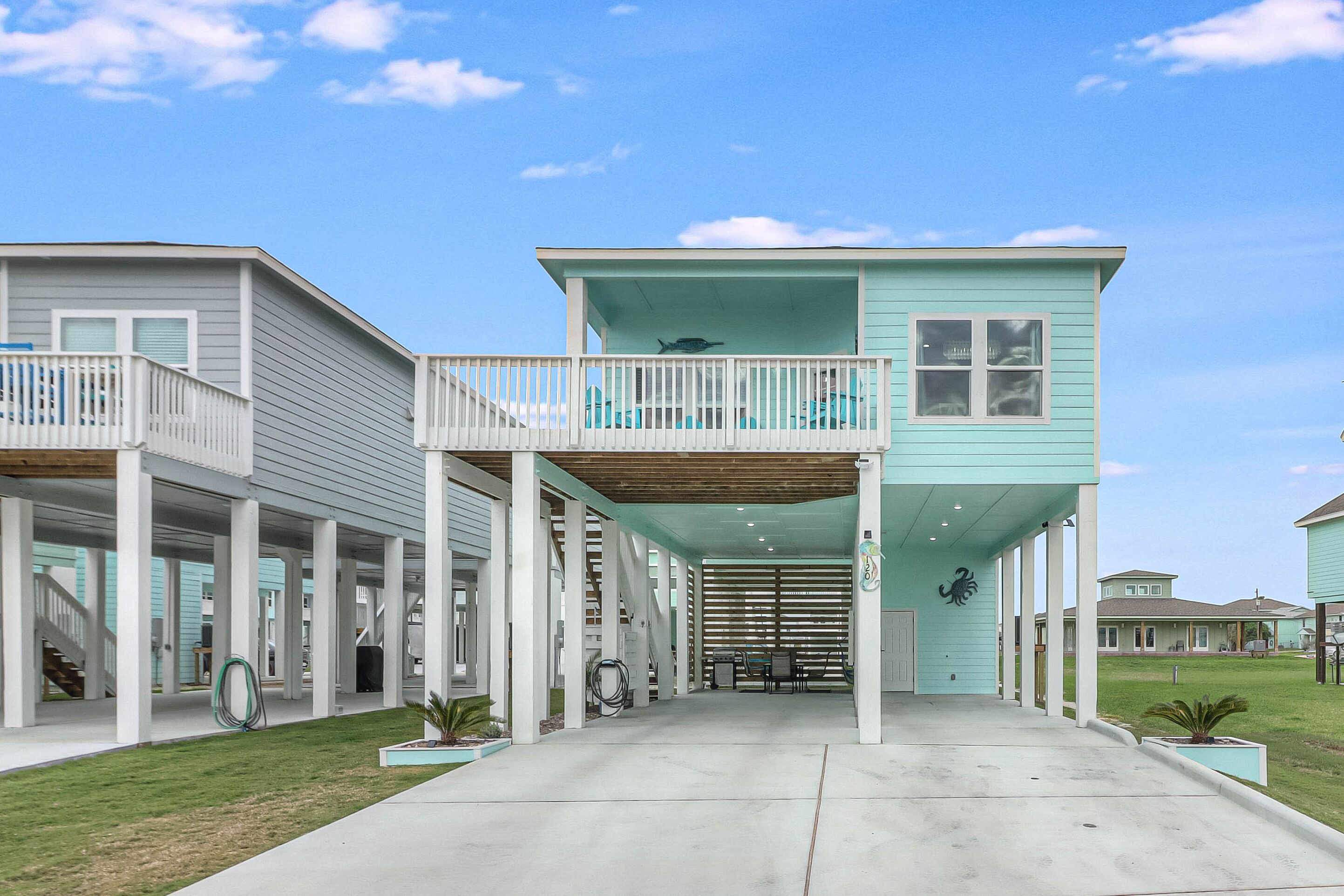 2 Master bedrooms with King Beds! Community Pool and Close to the Beach!