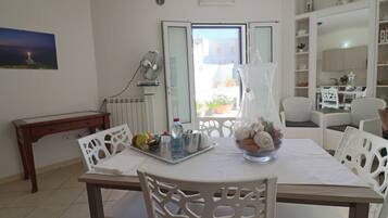 Apartment, 3 Bedrooms, Smoking, City View | Dining