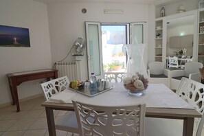 Departamento, 3 habitaciones, para fumadores, vista a la ciudad | Restaurantes