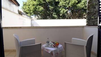 Apartment, 3 Bedrooms, Smoking, City View | Outdoor dining