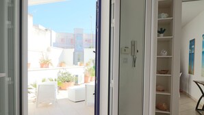 Apartment, 3 Bedrooms, Smoking, City View | Bahagian dalam