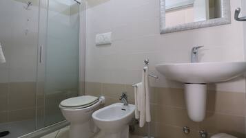Apartment, 3 Bedrooms, Smoking, City View | Bathroom