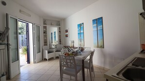 Apartment, 3 Bedrooms, Smoking, City View | Tempat makan