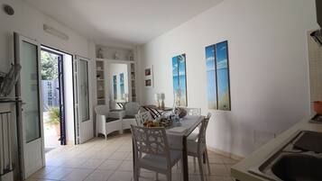 Apartment, 3 Bedrooms, Smoking, City View | Dining
