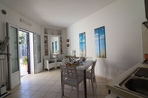 Apartment, 3 Bedrooms, Smoking, City View | Dining