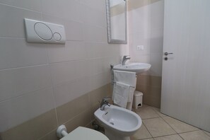 Departamento, 3 habitaciones, para fumadores, vista a la ciudad | Baño