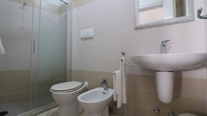 Apartment, 3 Bedrooms, Smoking, City View | Bilik Mandi