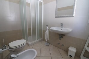 Apartment, 3 Bedrooms, Smoking, City View | Bathroom