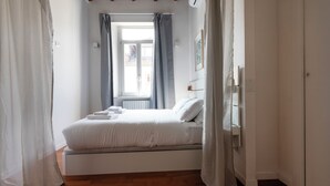A bedroom with a bed, a window, and curtains. - Italianway - Umbria 50 B (Milan)
