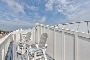 Property grounds - Luxurious Three-Story Retreat with Rooftop Deck at Mango Cay, Port Aransas! (Port Aransas)