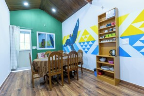 Familien-Vierbettzimmer | Essbereich im Zimmer