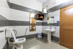 Premium-Zimmer | Badezimmer | Dusche, kostenlose Toilettenartikel, Handtücher, Seife